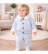 niño con Chaqueta bebé celeste algodón suave interior borreguito botones invierno detalle tejido