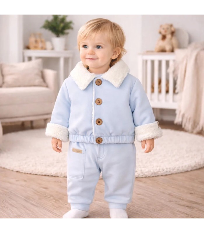niño con Chaqueta bebé celeste algodón suave interior borreguito botones invierno detalle tejido