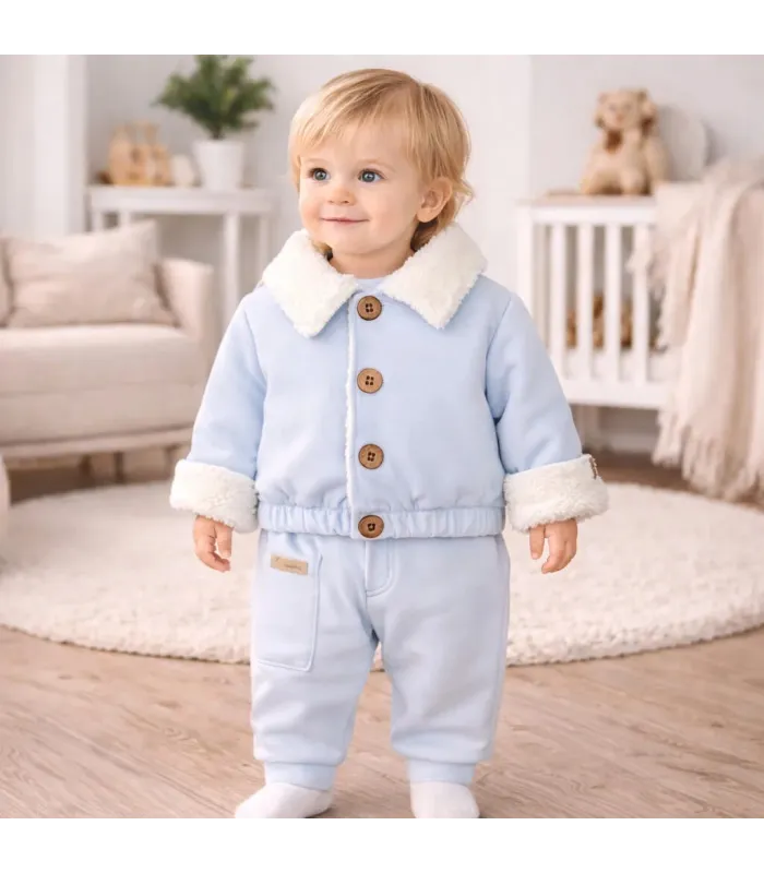 niño con Chaqueta bebé celeste algodón suave interior borreguito botones invierno detalle tejido