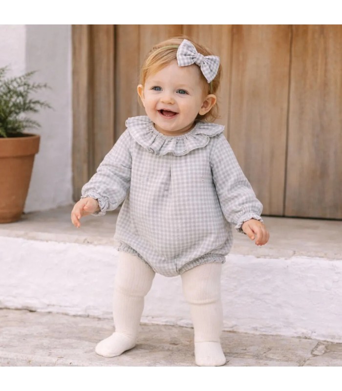 bebé con Pelele bebé gris vichy algodón cuello volante textura suave ligero elegante clásico