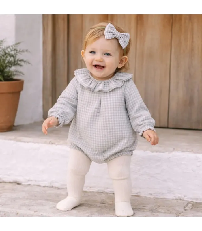bebé con Pelele bebé gris vichy algodón cuello volante textura suave ligero elegante clásico