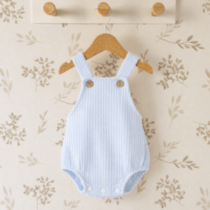 Peto bebe celeste waffle Calamaro con tirantes y botones madera