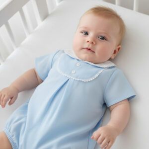 Ranita azul bebé Dulce de Fresa con cuello blanco y botones frontales