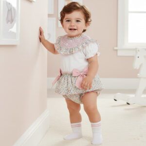 Conjunto bebé floral Dulce de Fresa con volantes y lazos rosa