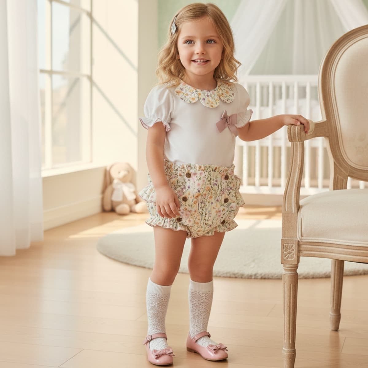 Conjunto bebé floral Dulce de Fresa con cuello pétalo y braguita estampada sobre fondo natural