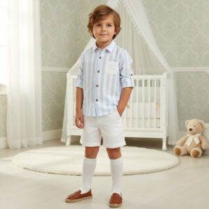 Conjunto niño azul cielo Dulce de Fresa con camisa de rayas verticales y pantalón marfil sobre fondo neutro