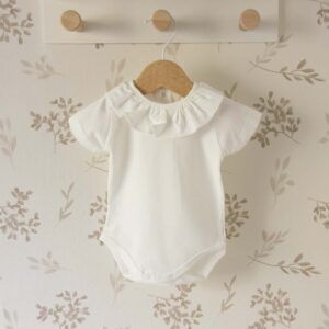 body bebé crudo cuello volante algodón manga corta detalle verano elegante