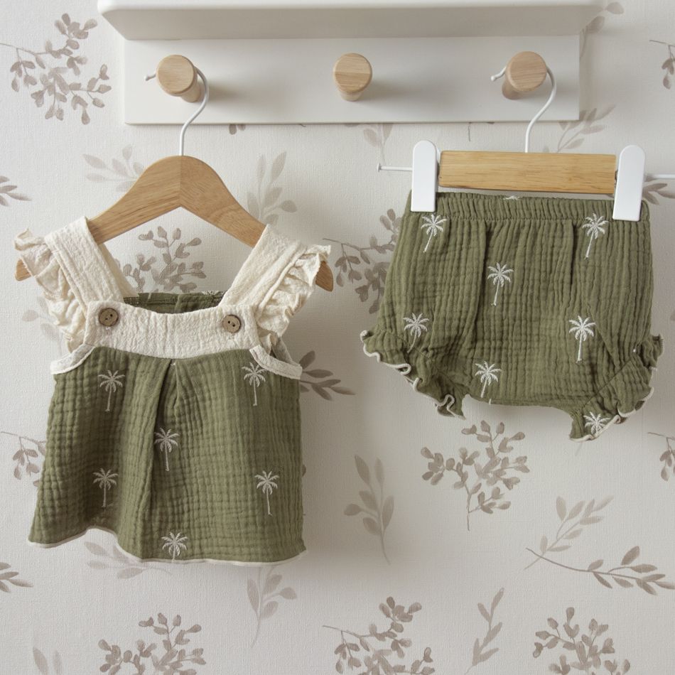 Jesusito bebé verde oliva Calamaro con palmeras bordadas y tirantes con volante