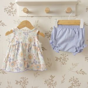 Conjunto bebé flores pastel blusa y pololo azul Calamaro Shimla