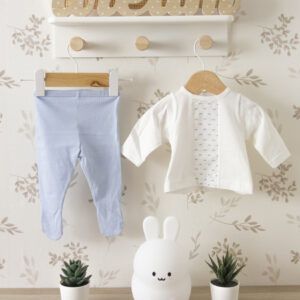 Conjunto bebé azul cielo Calamaro Goa con polaina y camiseta blanca