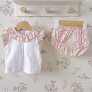 conjunto bebe flores rosa cuello volante calamaro kanpur algodon verano fondo blanco