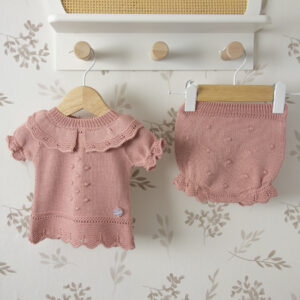 conjunto bebe coral dulce de fresa primor punto con pololo tejido cuello calado sobre fondo natural