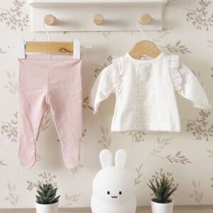 Conjunto bebé rosa empolvado Calamaro Goa con polaina de punto y camiseta blanca