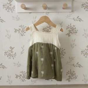 Vestido bebé verde oliva Calamaro con falda palmeras bordadas y tirantes cruzados lino