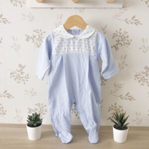 pelele bebé azul cielo Calamaro Goa con pechera blanca estampada