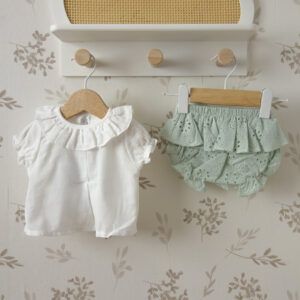 Conjunto bebe verde agua bordado ingles Calamaro con blusa blanca