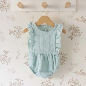 Ranita bebé aqua Calamaro con volantes en hombros y tejido plumeti sobre fondo neutro