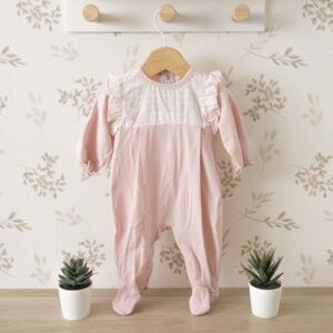 pelele bebé largo rosa empolvado Calamaro Goa con pechera blanca y volantes