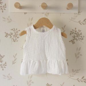 Blusa bebé blanca Calamaro de algodón plumeti sin mangas con volante inferior
