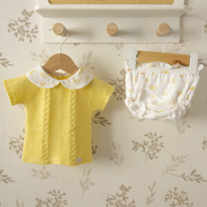 conjunto bebe amarillo dulce de fresa conejitos jersey punto y pololo estampado sobre fondo natural
