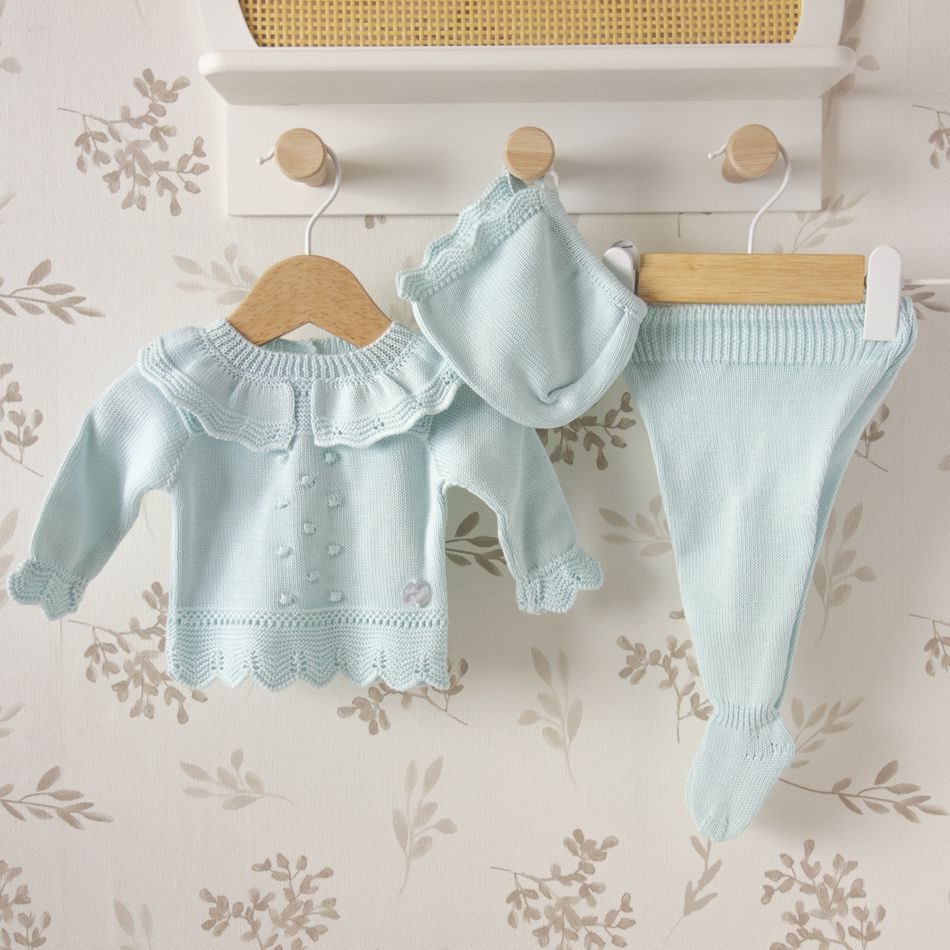 conjunto bebe verde cielo dulce de fresa primor punto con polaina y capota sobre fondo natural