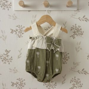 Peto bebé verde oliva Calamaro con palmeras bordadas y tirantes cruzados lino