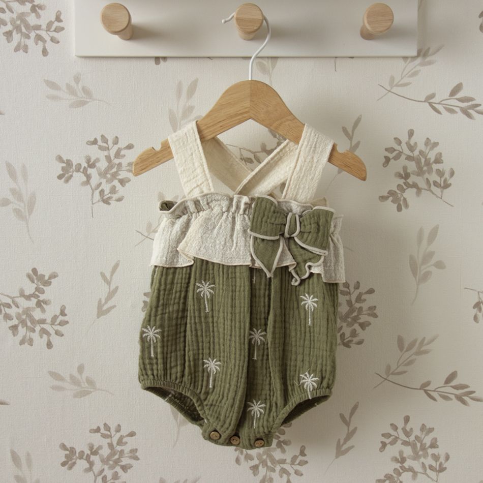 Peto bebé verde oliva Calamaro con palmeras bordadas y tirantes cruzados lino