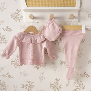 conjunto bebe rosa empolvado dulce de fresa primor chaqueta punto polaina capota sobre fondo natural