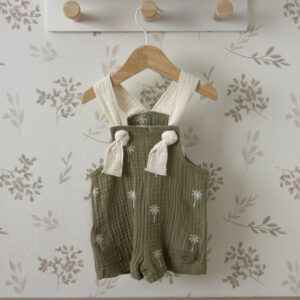 Peto bebé verde oliva Calamaro con palmeras bordadas y tirantes color lino anudados