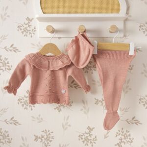 conjunto bebe rosa punto dulce de fresa primor con polaina y capota tejido calado sobre fondo natural