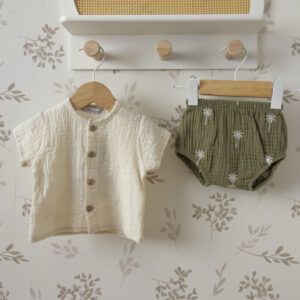 Conjunto bebé lino natural Calamaro camisa beige con botones madera y pololo verde palmeras