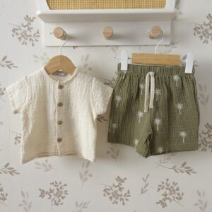 Conjunto niño verde oliva Calamaro con camisa lino natural y short palmeras