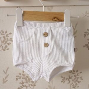 short waffle blanco calamaro bebe con botones madera delanteros