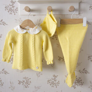 conjunto bebe amarillo dulce de fresa conejitos chaqueta punto polaina capota fondo natural