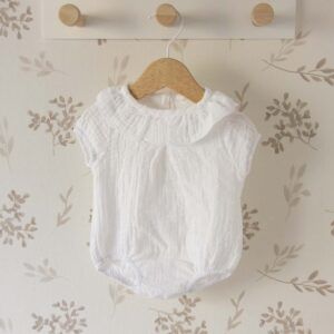 Ranita bebé blanca Calamaro con cuello volante de algodón plumeti sobre fondo neutro