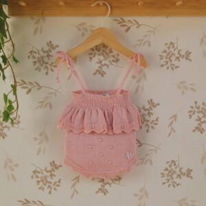 body bebe dulce de fresa primor punto con lazos y volante tejido sobre fondo natural
