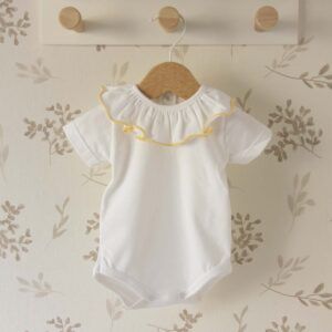 body bebé blanco cuello volante ribete amarillo algodón suave detalle verano luminoso