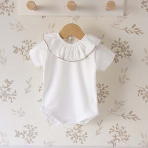 body bebé blanco cuello volante ribete arena algodón suave detalle verano natural elegante