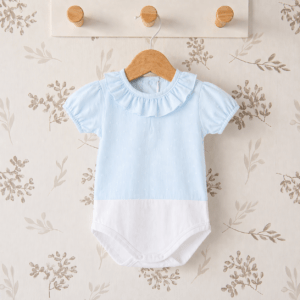 body bebé celeste plumeti cuello volante algodón relieve detalle verano elegante