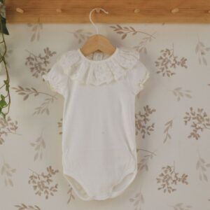 body bebé blanco manga corta cuello calado bordado algodón verano elegante cómodo