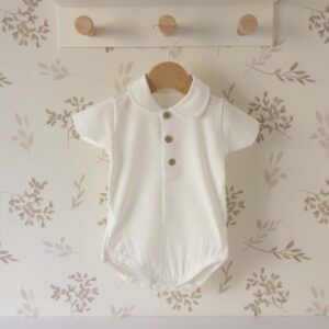 body bebé blanco botones frontales algodón suave detalle verano clásico elegante