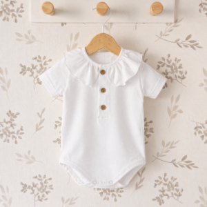 body bebé blanco cuello polo botones algodón suave detalle verano clásico elegant