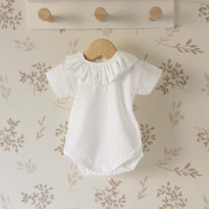 body bebé blanco cuello volante amplio algodón suave detalle verano elegante