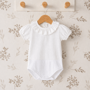 body bebé blanco plumeti cuello volante algodón relieve detalle verano elegante