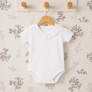 body bebé blanco cuello puntilla algodón manga corta detalle verano elegante