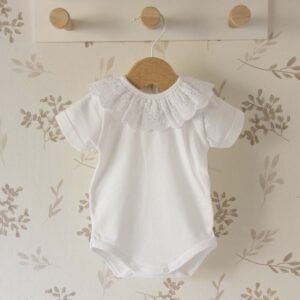 body bebé blanco cuello volante amplio algodón suave detalle verano elegante