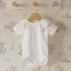body bebé blanco cuello volante ribete azul celeste algodón suave detalle verano fresco