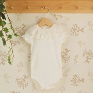 body bebé crudo manga corta cuello calado bordado algodón verano elegante cómodo