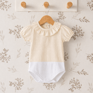 body bebé crudo plumeti cuello volante algodón relieve detalle verano natural elegante