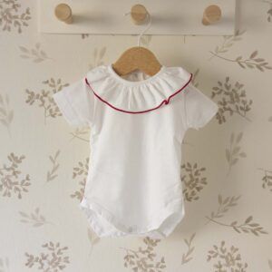 body bebé blanco cuello volante ribete rojo algodón suave detalle verano vibrante